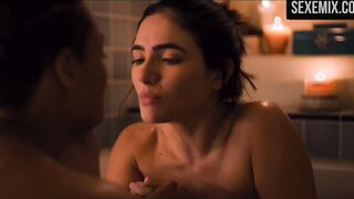 Rosanny Zayas, Arienne Mandi bañándose en el baño - The L Word: Generation Q