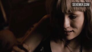 Sexo matutino para Emily Browning - película Plush