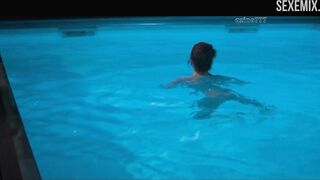 Ruby O. Fee desnuda nada en la piscina, - película Zazy