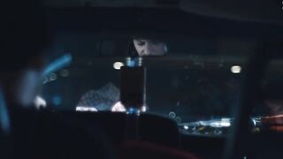 Barbie Ferreira pipe en voiture, scène dans - Euphoria