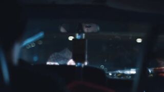 Barbie Ferreira pipe en voiture, scène dans - Euphoria