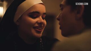 Barbie Ferreira recibe cunnilingus en un baño, escena - Euphoria