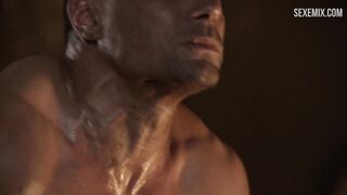 Lucy Lawless sexo con un gladiador herido, escena en Spartacus