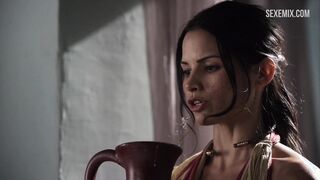 Katrina Law muestra grandes pechos y coño, escena en Spartacus