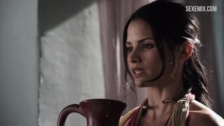 Katrina Law muestra grandes pechos y coño, escena en Spartacus