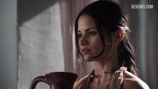 Katrina Law muestra grandes pechos y coño, escena en Spartacus