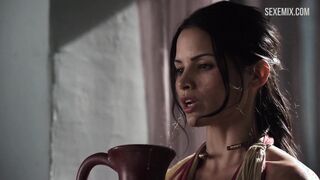 Katrina Law muestra grandes pechos y coño, escena en Spartacus