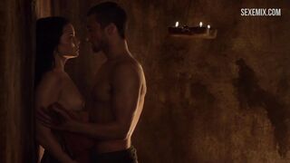 Katrina Law Sex Escena de sexo con los pechos desnudos en Spartacus