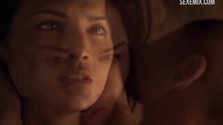 Katrina Law Sex Escena de sexo con los pechos desnudos en Spartacus