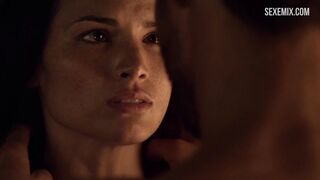 Katrina Law Sex Escena de sexo con los pechos desnudos en Spartacus