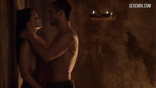 Katrina Law Sex Escena de sexo con los pechos desnudos en Spartacus