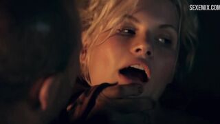 Cena de sexo de Bonnie Sveen, empurrada contra a parede em Spartacus