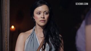 La esclava Jessica Grace tiene sexo con un gladiador, escena en Spartacus