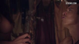 Sexy Ayse Tezel escena de pechos en Spartacus