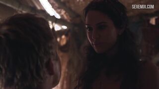 Sexy Ayse Tezel escena de pechos en Spartacus