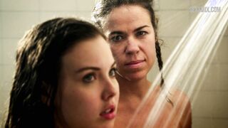 Kit Willesee Escena en la ducha en Femme Fatales