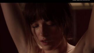 Dakota Johnson follando en una habitación BDSM, escena en Cincuenta Sombras de Grey