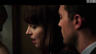 Мужчина мастурбирует киску Дакоте Джонсон в лифте - Fifty Shades Darker