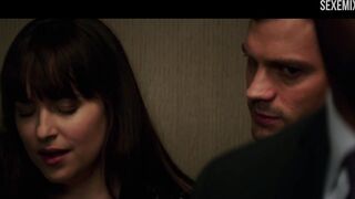 Мужчина мастурбирует киску Дакоте Джонсон в лифте - Fifty Shades Darker