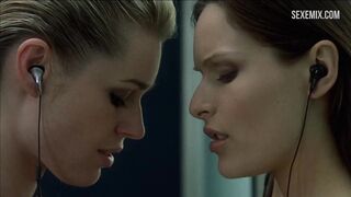 Escena lésbica de Rie Rasmussen y Rebecca Romijn - Femme Fatale