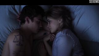 Josephine Langford Escena sexy en la cama - Después de chocar