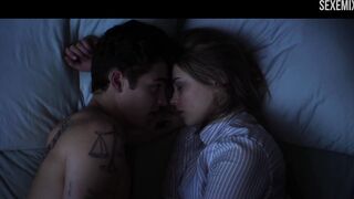 Josephine Langford Escena sexy en la cama - Después de chocar