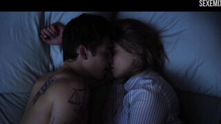 Josephine Langford Escena sexy en la cama - Después de chocar