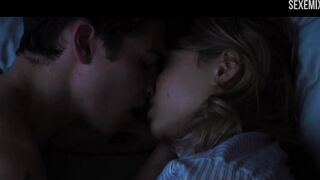 Josephine Langford Escena sexy en la cama - Después de chocar