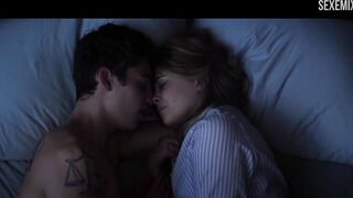 Josephine Langford Escena sexy en la cama - Después de chocar