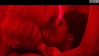 Escena de beso de Sofia Boutella y Charlize Theron en Atomic Blonde