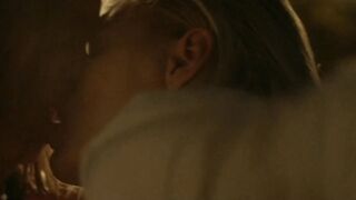 Erika Linder et Natalie Krill scène sexy et chaude dans Below Her Mouth