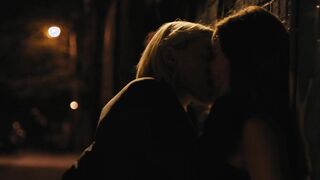 Erika Linder et Natalie Krill scène sexy et chaude dans Below Her Mouth