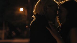 Erika Linder et Natalie Krill scène sexy et chaude dans Below Her Mouth