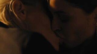 Erika Linder et Natalie Krill scène sexy et chaude dans Below Her Mouth