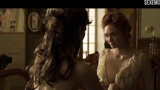 Scène de seins nus chaude d'Eleanor Tomlinson dans Colette