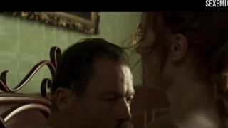 Eleanor Tomlinson follando en la escena de la cama en Colette