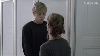 Isabelle Huppert paja en el baño, escena en Piano Teacher