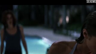 Garota Neve Campbell briga na piscina, Cena em Wild Things