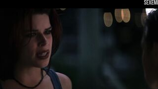 Garota Neve Campbell briga na piscina, Cena em Wild Things