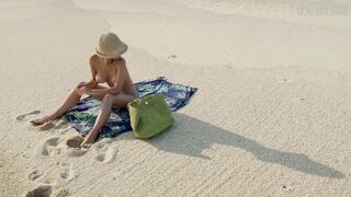 Maribel Verdu zeigte nackte Brüste am Strand in Y tu mamá también