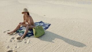 Maribel Verdu zeigte nackte Brüste am Strand in Y tu mamá también