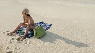 Maribel Verdu zeigte nackte Brüste am Strand in Y tu mamá también