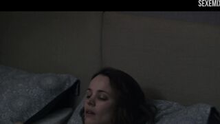 Rachel McAdams transando na cama, cena em Desobediência