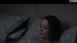 Rachel McAdams transando na cama, cena em Desobediência