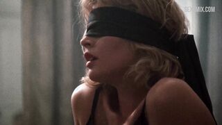 Scena lesbica di Cintia Cruz e Kim Basinger in 9 settimane e mezzo