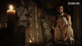 Emilia Clarke de perrito, escena de Juego de Tronos