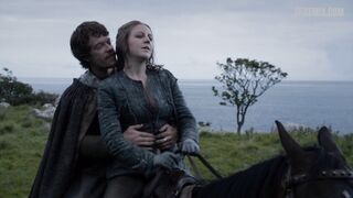 Toucher les seins de Gemma Whelan, scène dans Game of Thrones