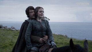 Toucher les seins de Gemma Whelan, scène dans Game of Thrones