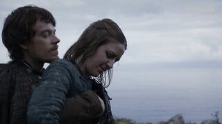 Toucher les seins de Gemma Whelan, scène dans Game of Thrones