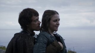 Toucher les seins de Gemma Whelan, scène dans Game of Thrones